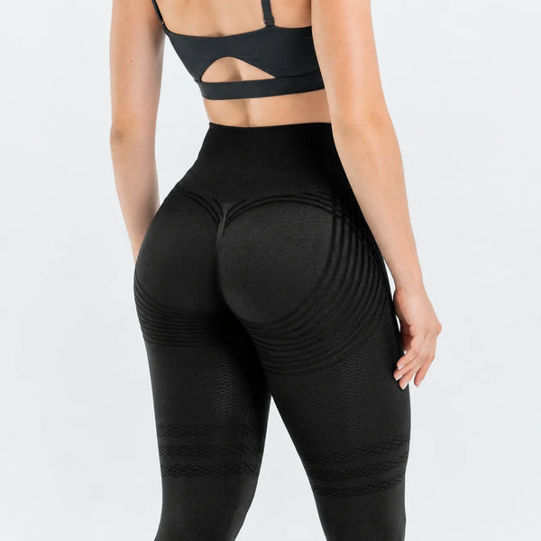 Lovelles sorte sportsleggings med utskåret design på hvit bakgrunn