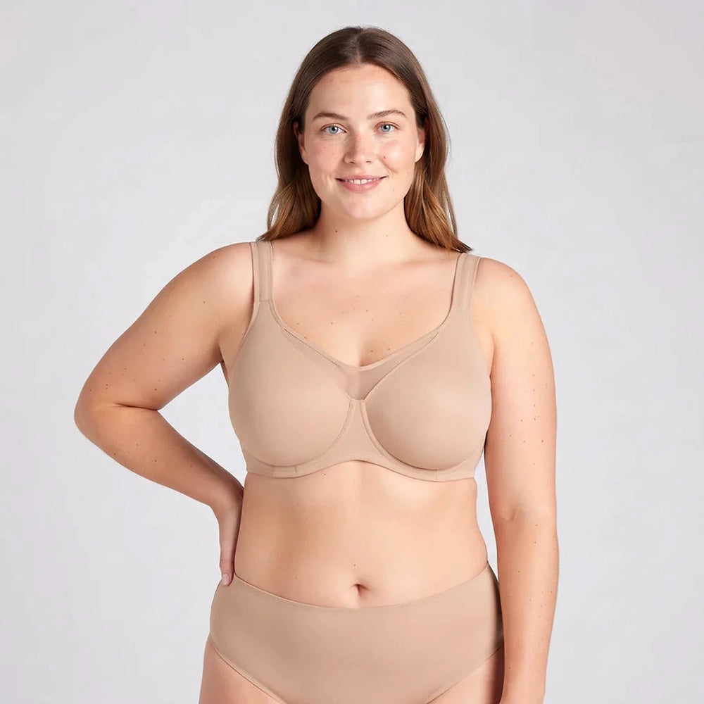 Lovelle Grace minimizer-BH i beige med brede stropper og myk bøyle, på modell