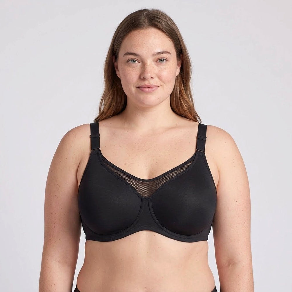 Lovelle Grace minimizer-BH i svart med høyt nettpanel foran, på modell