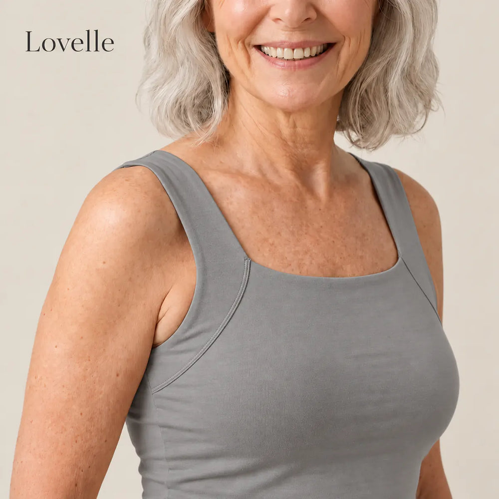 Smilende kvinne med sølvgrått hår i Lovelle Ease singlet med innebygd BH i grå, firkantet halsåpning og brede stropper