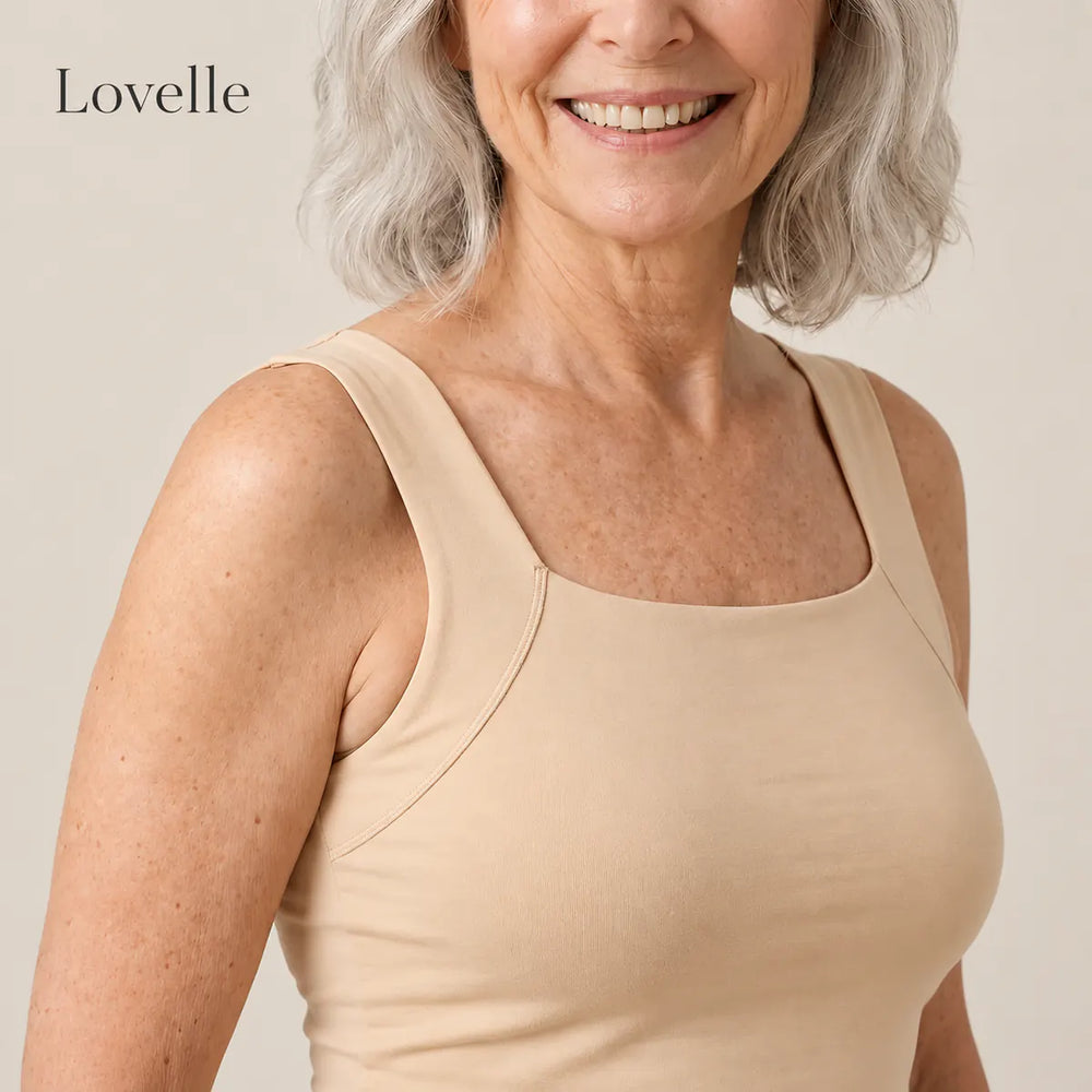 Smilende kvinne med sølvgrått hår i Lovelle Ease singlet med innebygd BH i nude, firkantet halsåpning og brede stropper