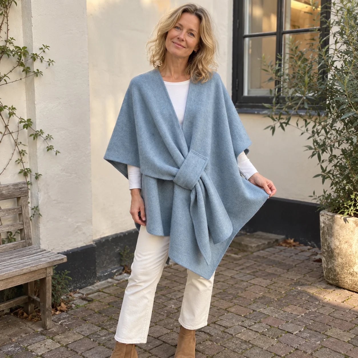 Lyseblå med hvite jeans og semskede boots, fliken tredd gjennom løkken